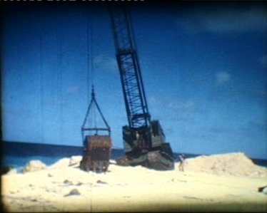 115_CMGA_Dragueline_1 → Commentaire de Pierre LAJAUNIE jeu. 05 mars 2009 18:21:49 CET (90.60.128.199) Cette grosse dragline, en bout de la darse à HAO a eu envie de prendre un...