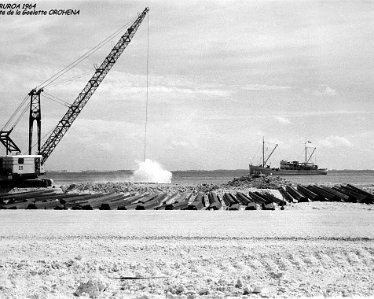 image clich__s N _amp_ B Polyn__sie 1964 1965 1283x954 → Commentaire de Alain GIOT mar. 16 janv. 2018 14:11:31 CET (77.204.57.149) Une jolie dragueuse, pardon! Dragueline civile, au boulot pour créer un quai,...