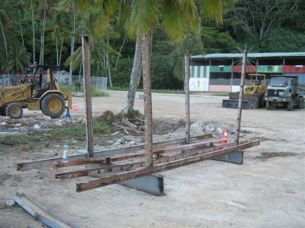 A DROITE DE LA ROUTE LE GYMNASE QUE J'AI CONSTRUIT AVEC 60 LEGS EN 93