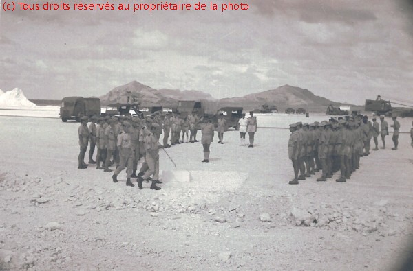 La pose du Monument en Avril 1968