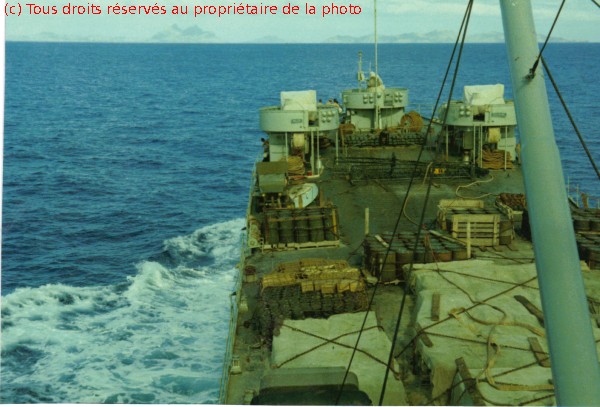 003 Le BDC Dives s'engage dans la passe des Gambier, à l'aube. 10/04/1967