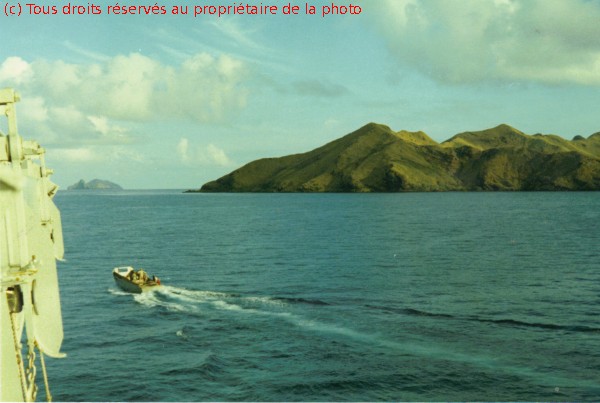 004 Le BDC Dives longe l'île de Taravaï. 10/04/1967