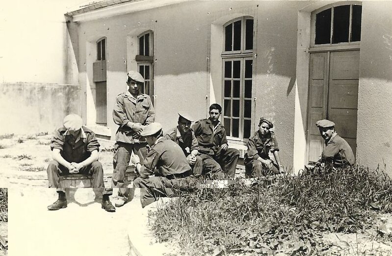 Moi 1963.05 Toul 15 RGA devant le coiffeur camarades -phone .jpg