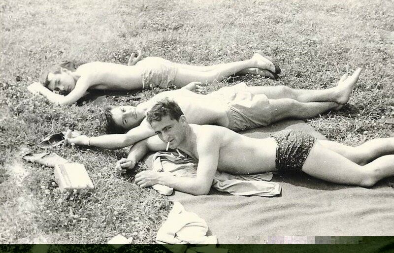 Moi 1963.05 Toul 15 RGA stade bronzage Serge à gauche -phone  .jpg