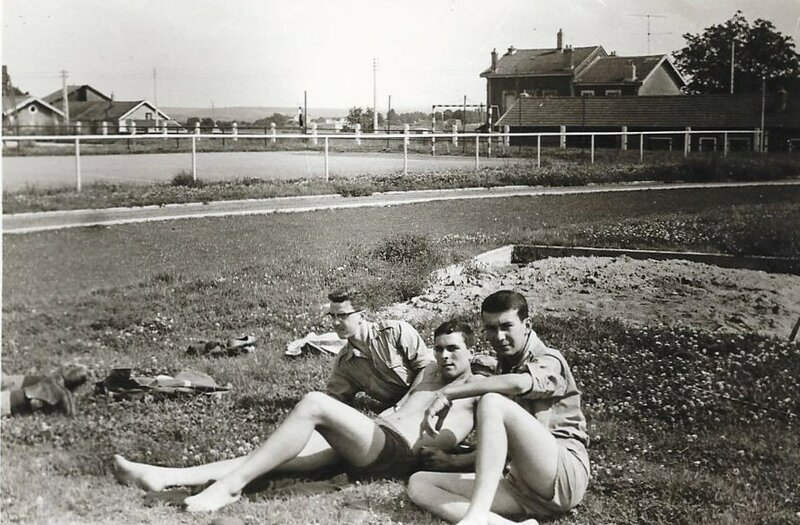 Moi 1963.05 Toul 15 RGA stade en short Serge 1er à droite -phone.jpg