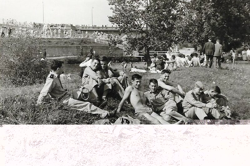 Moi 1963.07 Toul 15 RGA bord de la Moselle camarades -phone .jpg