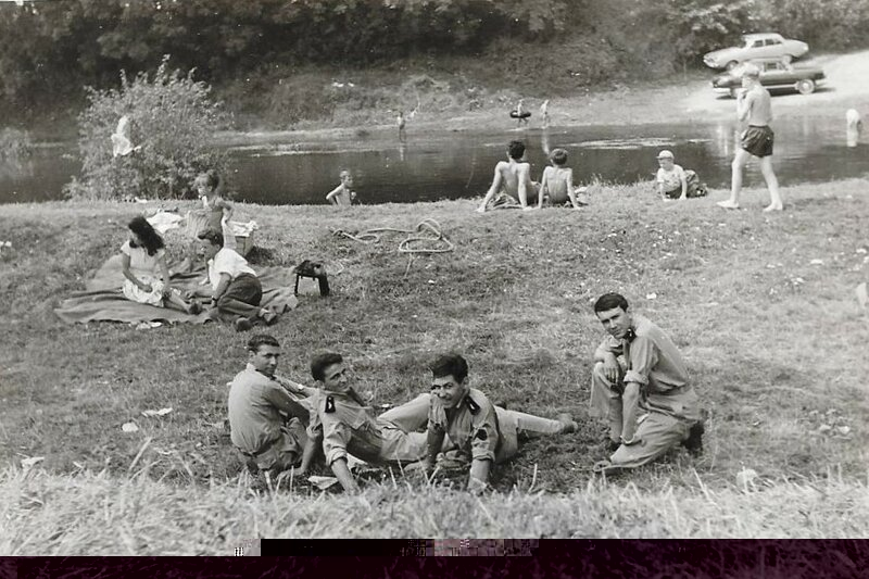 Moi 1963.07 Toul 15 RGA bord de la Moselles Serge 1er à droite -phone  .jpg