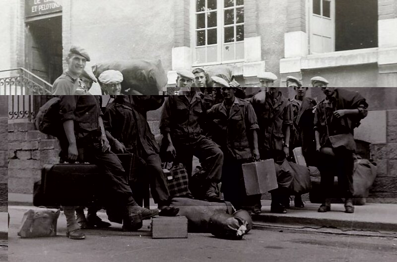 Moi 1963.07 Toul 15 RGA changement de compagnie de la 3° à 22° le 23.07 (par terre ma valise en bois et sac rouge) -phone  .jpg