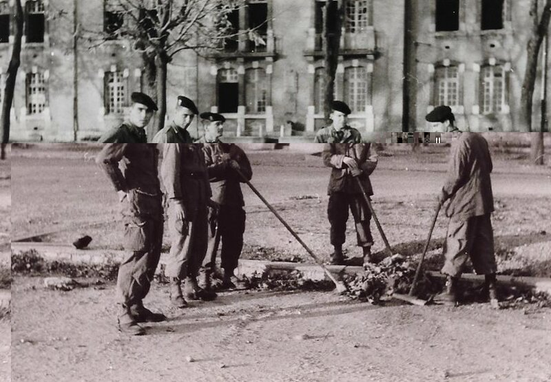 Moi 1963.08 Toul 15 RGA corvée de feuilles -phone  .jpg