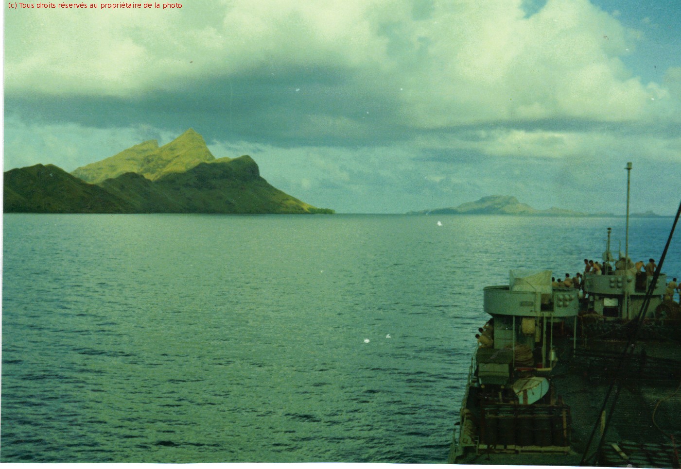 001 Arrivée du BDC Dives, en vue des Gambier, Mangaréva à gauche. 09/04/1967