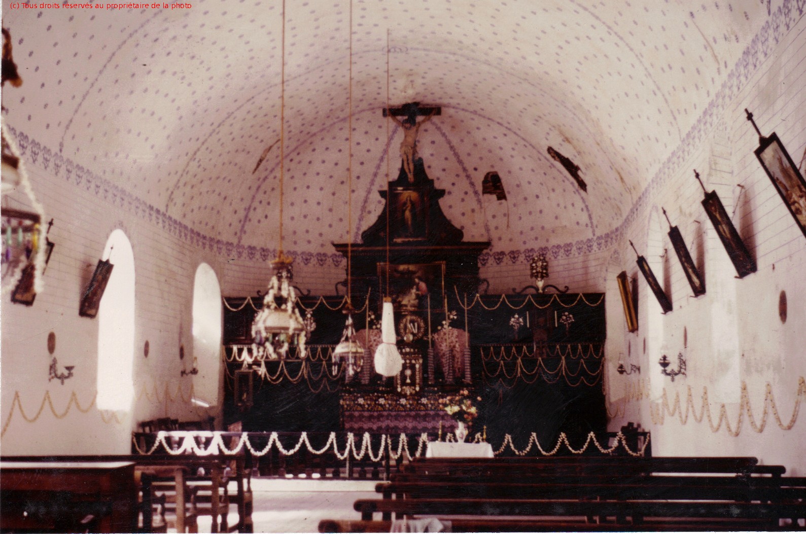 071 Gambier,  église Hakamarou en 1985, intérieur entretenu malgré l'absence habitants