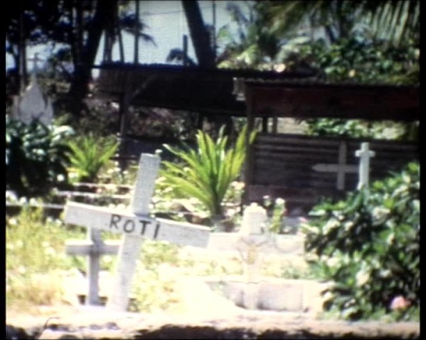 Vue du cimetière d'Otépa (Hao) (Roti = Rose en Tahitien)