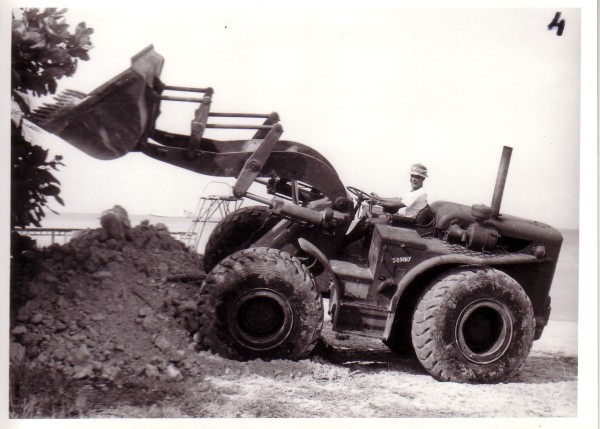 HAO-04.1970-Conducteur polynésien sur chargeur