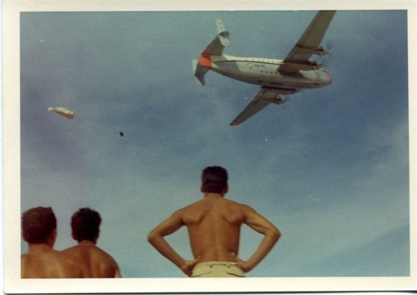 parachutage au large de Mangaréva du courrier mais pas les cigarettes que l'on attendait