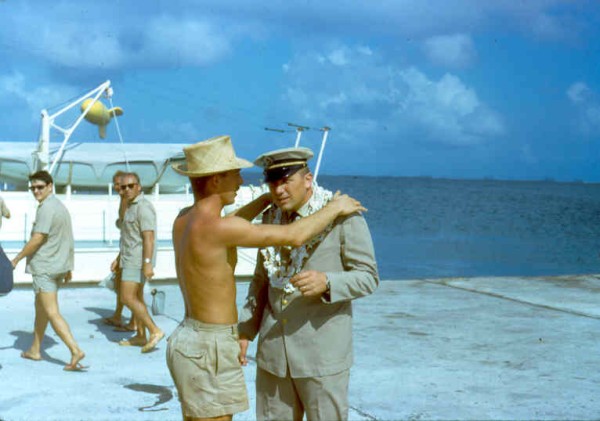 A Dindon-Je mets un collier a Martin juin 67