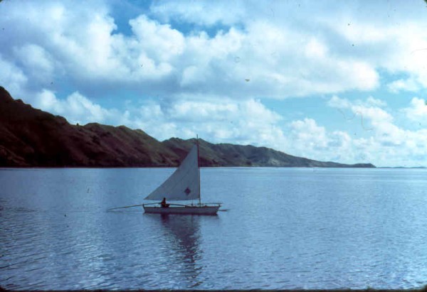 GAMBIER pirogue et Totegegie au fond janv 67