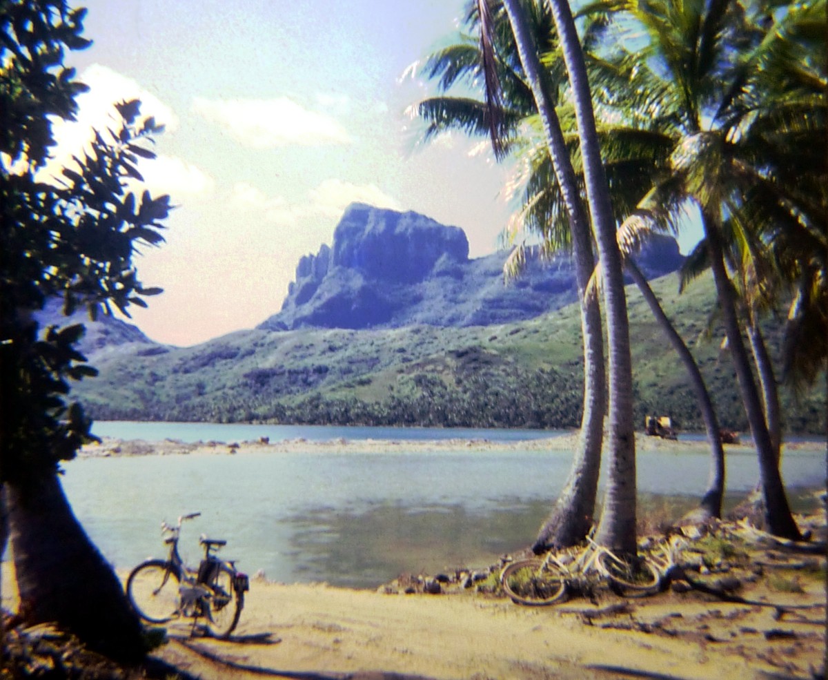 19661200 a13 tour de l'île de Bora Bora en vélo