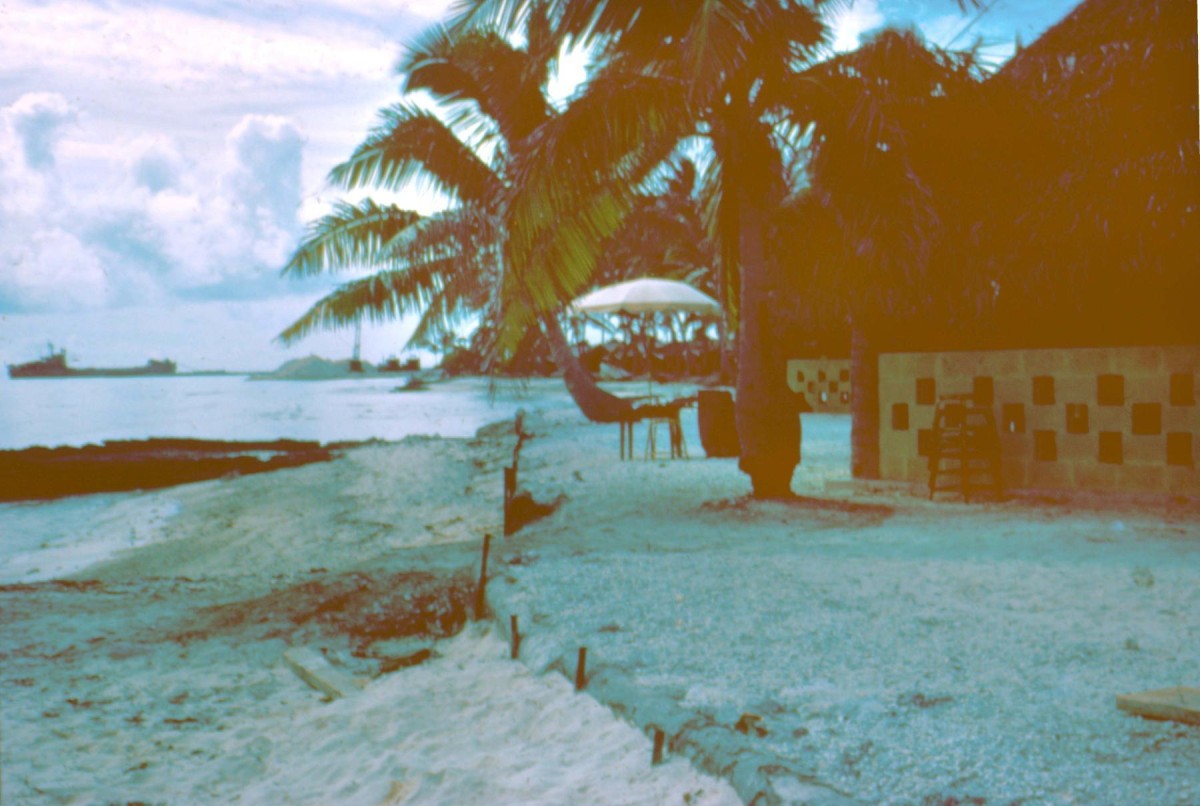 19670600_028xx: devant le mess