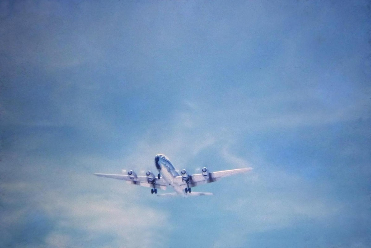 19680300 b02 Arrivée d'un DC6 à Totégégie