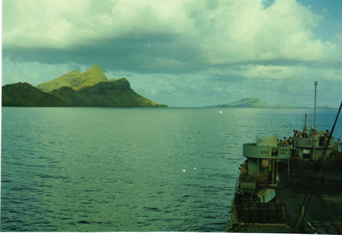 001 Arrivée du BDC Dives, en vue des Gambier, Mangaréva à gauche. 09/04/1967