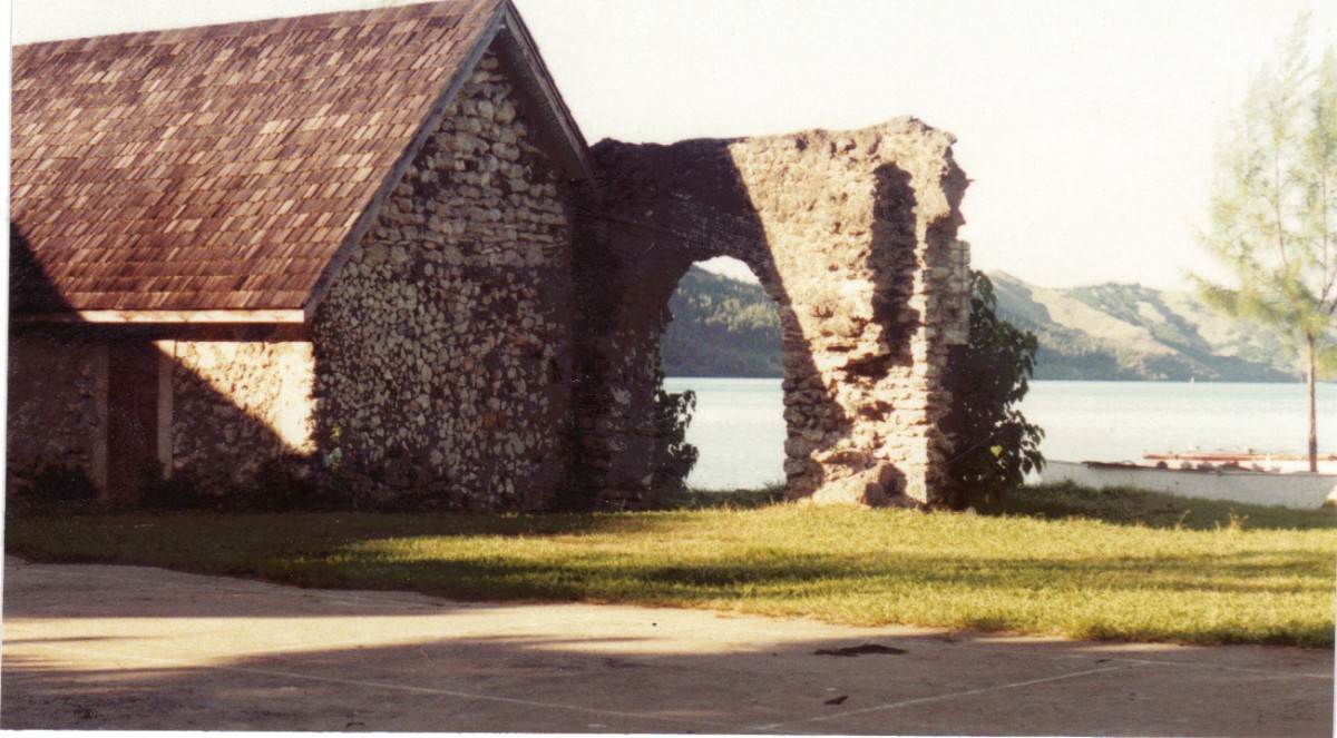 044 Rikitéa, ruines domaine royal de Maputeoa