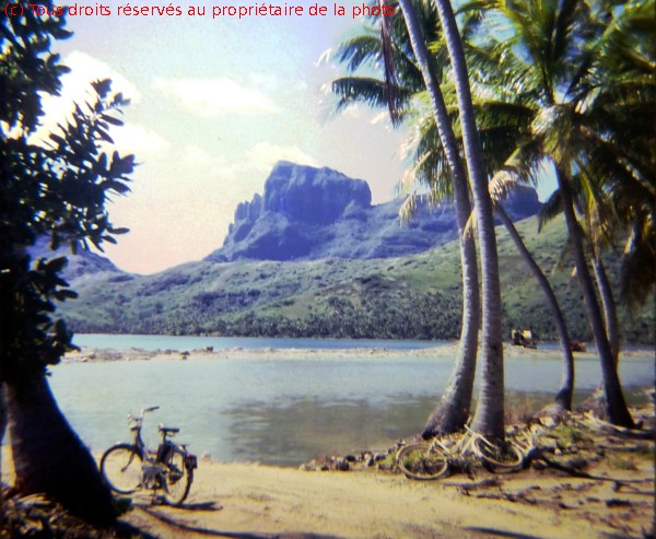 19661200 a13 tour de l'île de Bora Bora en vélo