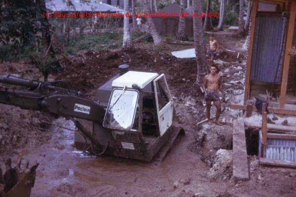 img414.Poclain enlisée . nous nous souvenons tous des efforts de notre ami Jacques Level pour essayer de sauver la 