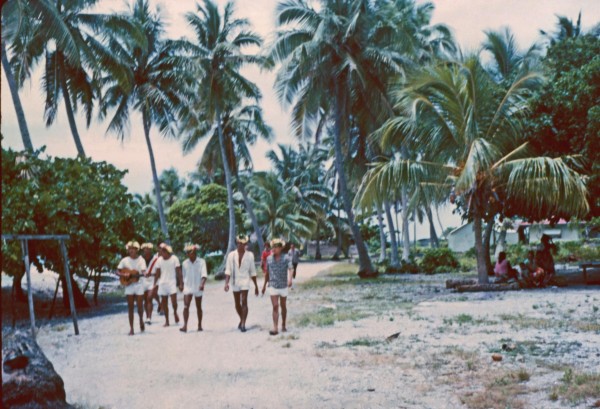 19680100 a21 chanteurs sous cocotiers peut être Rangiroa