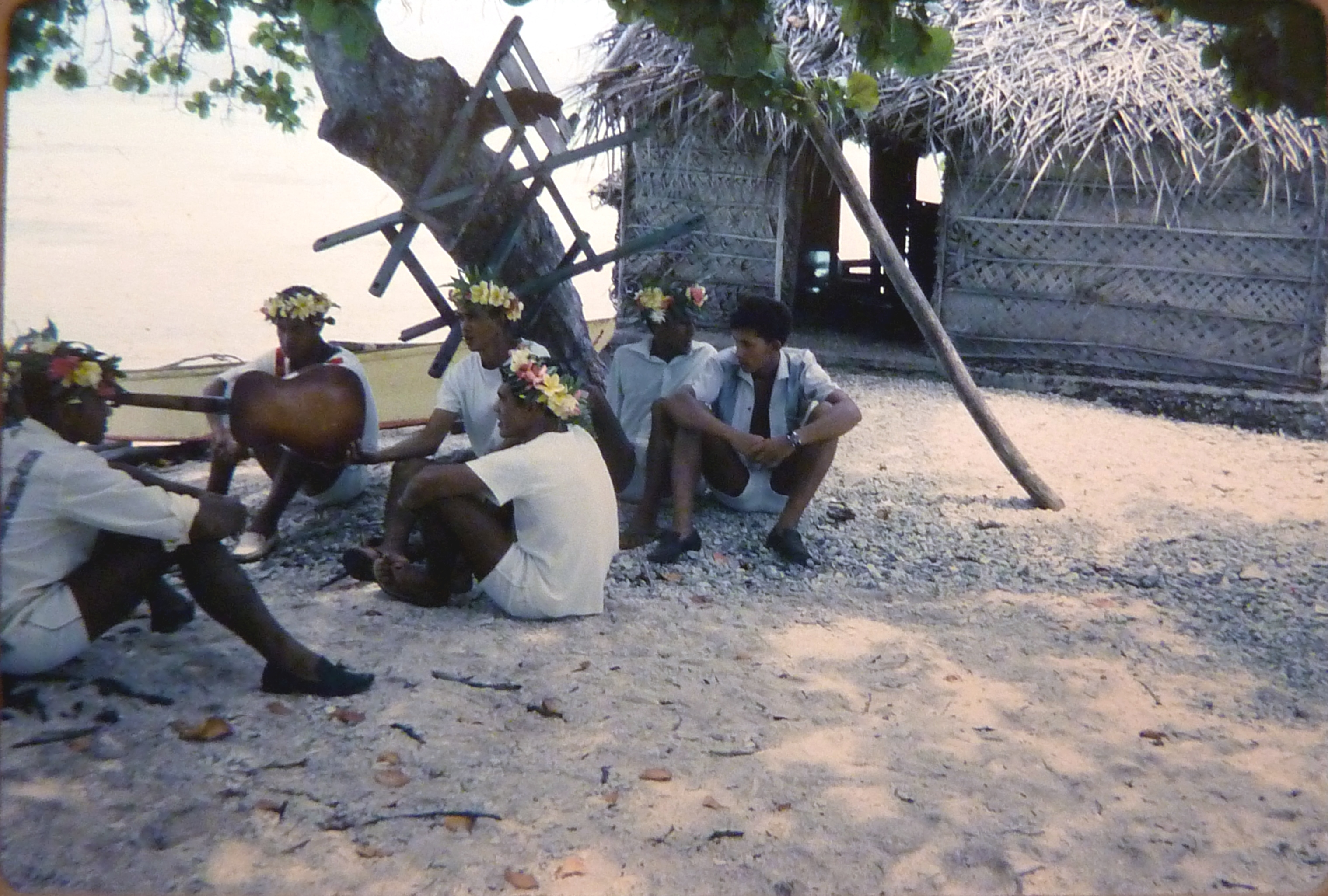 19680100 a22 chanteurs plage peut être Rangiroa