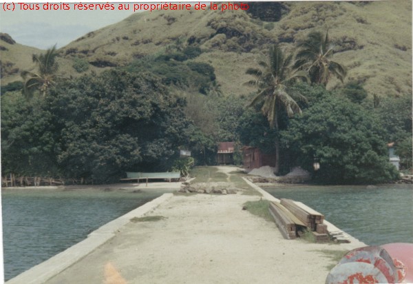 035 Rikitéa, débarcadère en 1967, et unique épicerie de l'île