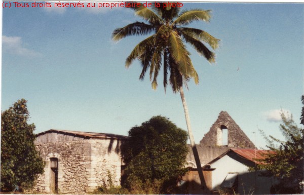 040 Rikitéa, ruines et récupération