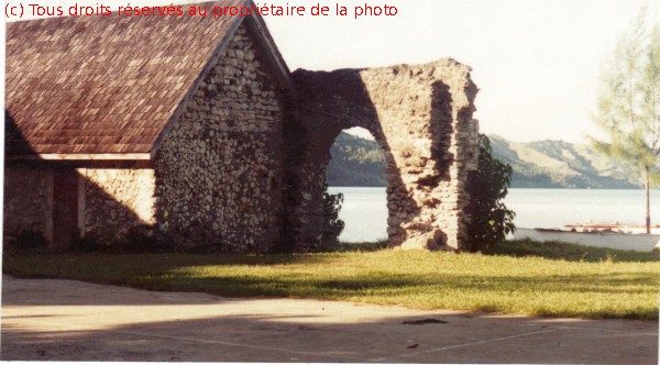 044 Rikitéa, ruines domaine royal de Maputeoa
