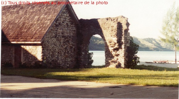 044 Rikitéa, ruines domaine royal de Maputeoa