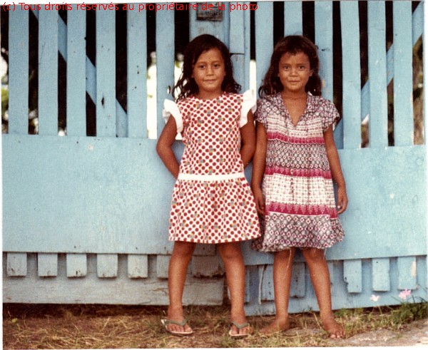 Gambier, un dernier sourire, petites filles de Rikitéa en 1987