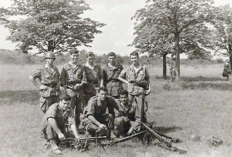 Moi 1963.07 Toul 15 RGA combat au fort de Trondes Serge debout 1er droite -phone  .jpg