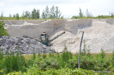 Les matériaux issus du concassage des gravats de la démolition de l’ancienne base militaire de Hao sont entreposés en bout de piste sur l'atoll..jpg