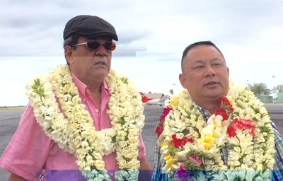 Edouard Fritch et le patron de Tahiti Nui Ocean Foods à Hao en 2015.jpg